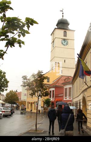 Sibiu, Roumanie. Le Turnul Sfatului (Hermannstädter Ratsturm) du XIIIe siècle dans la vieille ville. Banque D'Images