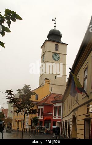 Sibiu, Roumanie. Le Turnul Sfatului (Hermannstädter Ratsturm) du XIIIe siècle dans la vieille ville. Banque D'Images