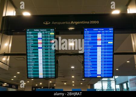 Panneau d'informations avec arrivées et départs à l'aéroport international de Cordoue Banque D'Images