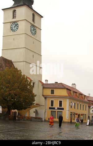 Tsiganes dans les rues de Sibiu, Roumanie. La Tour du Conseil (Turnul Sfatului) sur la Grande place. Banque D'Images