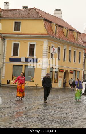 Tsiganes dans les rues de Sibiu, Roumanie Banque D'Images