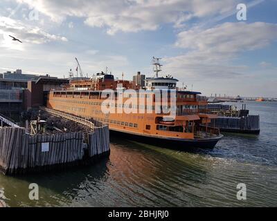 New York, NY/USA- décembre 2017 : l'une des célèbres traverses orange Staten Island est ancrée au terminal St George. Banque D'Images