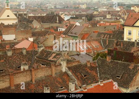 Sibiu, Roumanie. Vue sur la vieille ville, avec ses vieux bâtiments de style saxon de siècles avec des toits carrelés. Banque D'Images