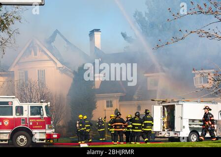 Vue complète des pompiers qui combattent un incendie à 84 Castlemere place, North Andover, ma., le 25 avril 2020. Banque D'Images