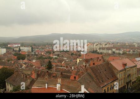 Sibiu, Roumanie. Vue sur la vieille ville, avec ses vieux bâtiments de style saxon de siècles. Banque D'Images