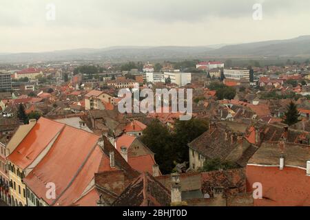 Sibiu, Roumanie. Vue sur la vieille ville, avec ses vieux bâtiments de style saxon de siècles. Banque D'Images