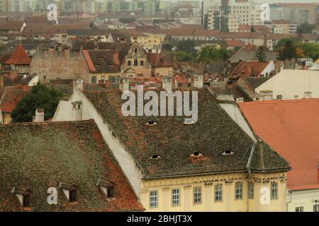 Sibiu, Roumanie. Vue sur la vieille ville, avec ses vieux bâtiments de style saxon de siècles. Banque D'Images