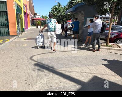 LIMA, PÉROU - 20 avril 2020: Les personnes respectant la distance physique et sociale dans la quarantaine effectuée dans la ville de Lima, Pérou Banque D'Images