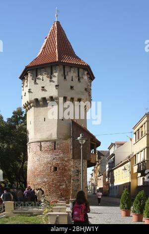 La tour des charpentiers du XIIIe siècle, qui fait partie du système de fortification autour de la vieille ville de Sibiu, Roumanie Banque D'Images