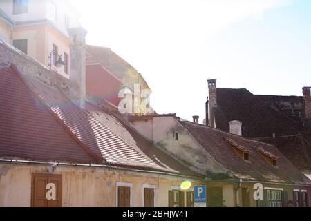 Sibiu, Roumanie. Maisons médiévales de style saxon avec toits carrelés dans la vieille ville. Banque D'Images