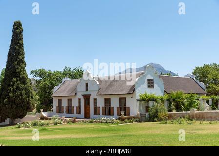 Tulbagh, Cap occidental, Afrique du Sud. 2019. Un style typiquement hollandais du Cap avec des fenêtres avec volets maison contre un ciel bleu. Banque D'Images