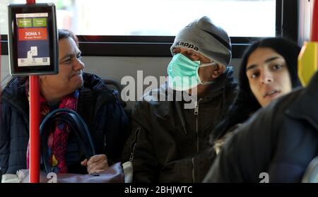 Belgrade, Serbie. 16 mars 2020. Un homme porte un masque de protection dans les transports en commun. La Serbie introduit l'état d'urgence en raison de la situation de pandémie continue de la maladie COVID-19 causée par le coronavirus du SRAS-COV-2. Banque D'Images