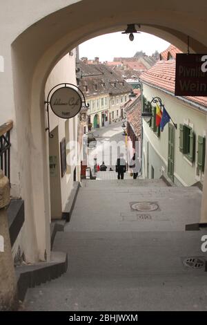 Sibiu, Roumanie. Le passage sous la Tour des Escaliers du XIIIe siècle, un monument de la vieille ville. Banque D'Images