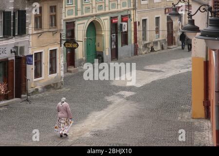 Sibiu, Roumanie. Femme tsigane dans la vieille ville. Banque D'Images