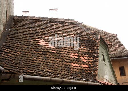 Sibiu, Roumanie. Bâtiments d'origine saxons avec toits en tuiles dans la vieille ville. Banque D'Images