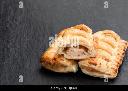 Petits pains au fromage et au bacon sur fond de pierre noire Banque D'Images