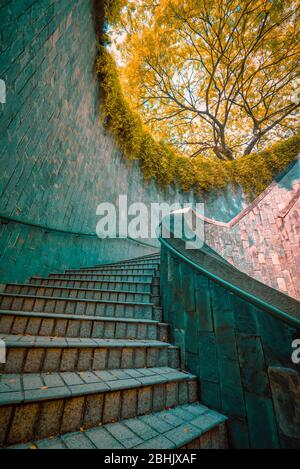 Escalier en colimaçon en journée à fort Canning Park, Singapour. Son vintage Banque D'Images