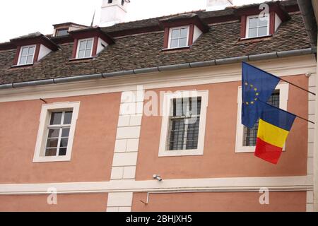 Le drapeau européen et le drapeau roumain vu dans la vieille ville de Sibiu, Roumanie Banque D'Images