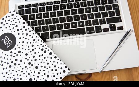 Ordinateur portable avec agenda et stylo Banque D'Images