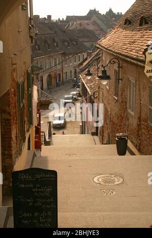 Sibiu, Roumanie. Vue depuis le passage sous la Tour des Escaliers du XIIIe siècle, un monument de la vieille ville. Banque D'Images