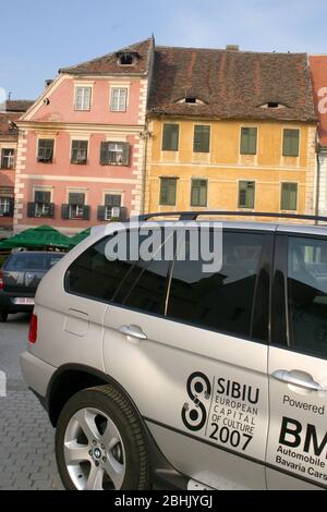 Sibiu, Roumanie. Le logo officiel et la publicité pour le Sibiu en tant que capitale européenne de la culture 2007 vu sur véhicule dans la vieille ville. Banque D'Images