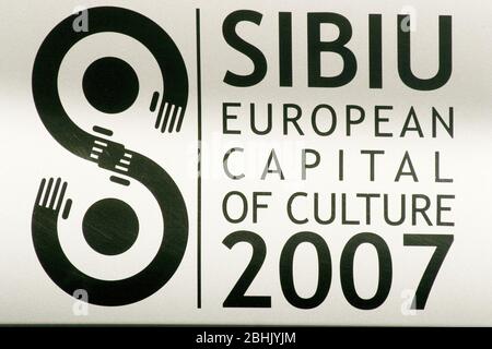 Sibiu, Roumanie. Le logo officiel et la publicité pour le Sibiu en tant que capitale européenne de la culture 2007. Banque D'Images