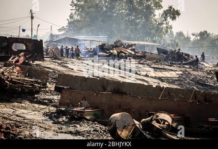 Chittagong, Bangladesh, 23 décembre 2017 : travailleurs dans l'un des chantiers de démolition de navires à Chittagong, au Bangladesh Banque D'Images