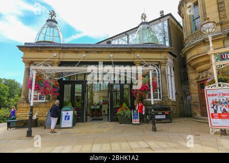 L'entrée aux jardins du Pavillon Buxton, Buxton, Derbyshire, Angleterre, Royaume-Uni Banque D'Images