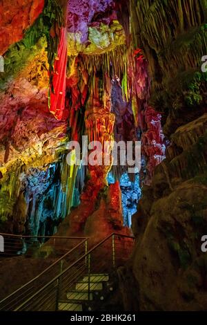 Réserve naturelle de Upper Rock à Gibraltar. Explorez la vieille grotte de St. Michaels, illuminée par un éclairage LED coloré, située au niveau de l'Upper RO Banque D'Images