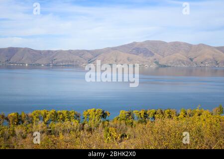 Lac Sevan en Arménie avec de belles couleurs d'automne. Plus grande étendue d'eau dans la région du Caucase. Lac alpin dans la province de Gegharkunik. Banque D'Images