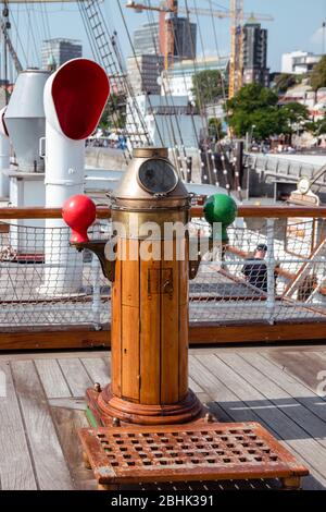 Une colonne de compas en bois vintage ou un habitacle sur le bateau à voile Rickmer Rickmers amarré dans le port de Hambourg Banque D'Images