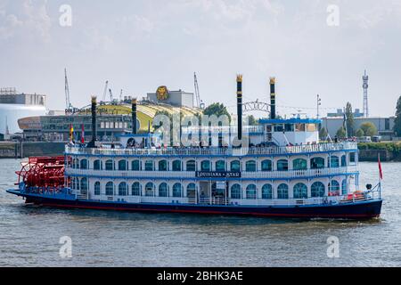 Le bateau à vapeur Louisiana Star à aubes dans le port de Hambourg avec les touristes Banque D'Images