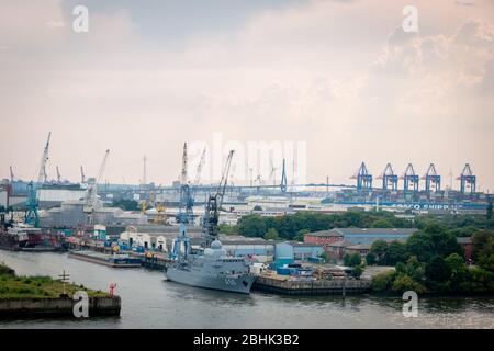 Le bateau de service de l'A50 naval et d'autres dans le paysage du port de Hambourg et ses environs Banque D'Images