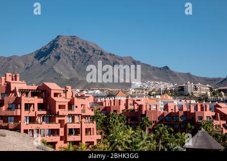 Vue sur Roque del Conde, montagne à sommet plat, sur les hôtels et les appartements de Tenerife Banque D'Images