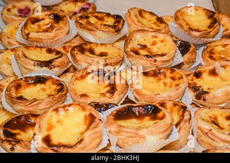 Pasteis de nata, pastel de nata, également connu sous le nom de tarte à la crème portugaise, est une pâtisserie portugaise à la tarte aux œufs saupoudrée de cannelle. Banque D'Images