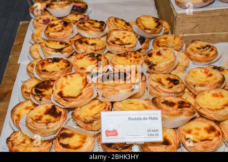 Pasteis de nata, pastel de nata, également connu sous le nom de tarte à la crème portugaise, est une pâtisserie portugaise à la tarte aux œufs saupoudrée de cannelle. Banque D'Images