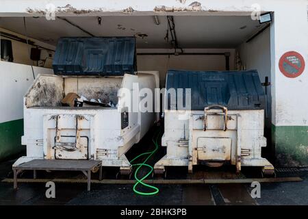 Deux grandes poubelles communes - compacteurs portables Kiggen Banque D'Images