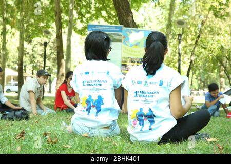 Activité de point de contrôle d'orientation extérieure . Ils s'assoient dans le pâturage et expliquent le jeu de l'orientation. Azerbaïdjan, Ismayilli 26.08.2016 : Banque D'Images