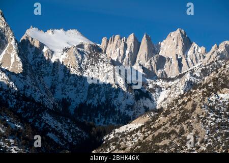 Vue sur la plus haute montagne du continent des États-Unis, Mt. Whitney, vue de la vallée d'Owens dans le comté d'Inyo, Californie Banque D'Images