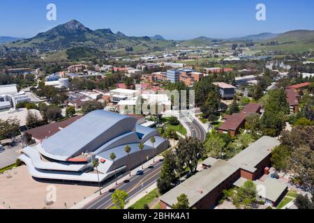 Vue aérienne du Centre Christopher Cohan des arts de la scène sur le campus de Cal Poly San Luis Obispo, Californie Banque D'Images