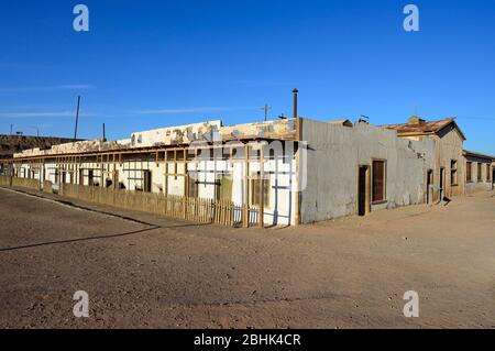 Maisons à l'abandon, ville fantôme Humberstone Saltpeter Works, région de Tarapaca, Chili Banque D'Images