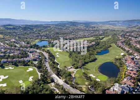 Vue aérienne sur les maisons et le parcours de golf de Coyo de Caza dans les contreforts du comté d'Orange, Californie Banque D'Images