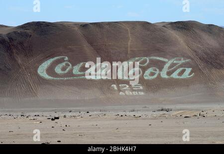 Le plus grand logo Coca Cola au monde, fabriqué à partir de bouteilles anciennes, près d'Arica, Arica y Parinacota, Chili Banque D'Images