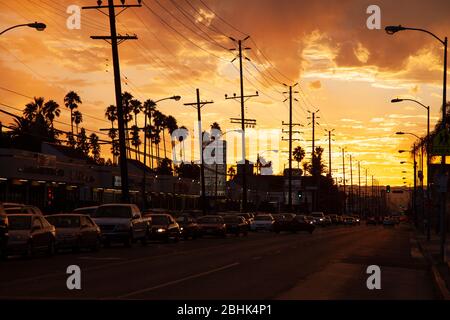 Trafic lourd avec des voitures alignées sur le boulevard Santa Monica à Hollywood, Los Angeles, Californie avec un spectaculaire coucher de soleil Banque D'Images