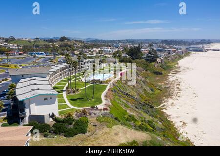 Vue aérienne de Pismo Beach avec Kon Tiki Inn en premier plan Banque D'Images