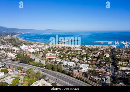 Vue aérienne sur Santa Barbara avec la plage et Stearns Wharf par une journée ensoleillée et claire Banque D'Images