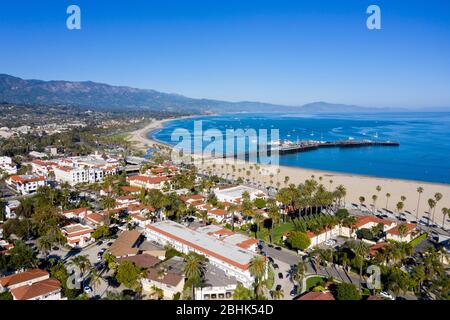 Vue aérienne sur Santa Barbara avec la plage et Stearns Wharf par une journée ensoleillée et claire Banque D'Images