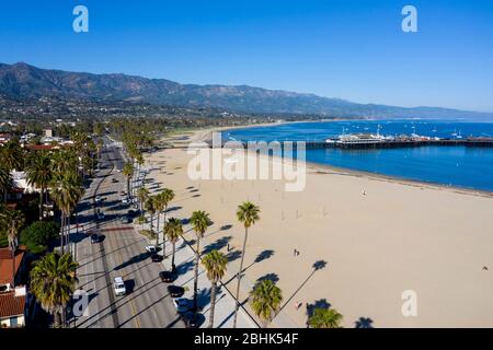 Vue aérienne sur la plage et le quai Stearns dans un après-midi ensoleillé de Santa Barbara Banque D'Images