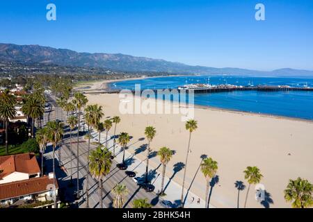 Vue aérienne sur la plage et le quai Stearns dans un après-midi ensoleillé de Santa Barbara Banque D'Images