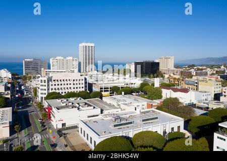 Vue aérienne au-dessus du centre-ville de Santa Monica Californie sur l'océan Pacifique Banque D'Images